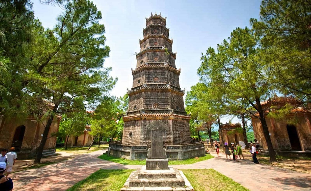 Thien-Mu-pagoda-in-Hue-huedaytour.com_